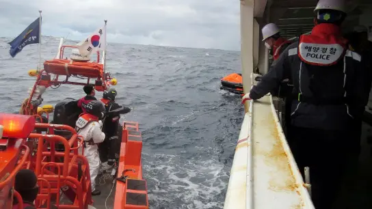 Südkoreanische Küstenwache bei einer Suchaktion nach Besatzungsmitgliedern eines Frachtschiffs, das in den Gewässern zwischen Südkorea und Japan gesunken war. (Foto: -/The Korea Coast Guard/dpa)