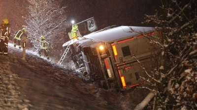Auf der A6 bei Feuchtwangen verunglückte schon am Sonntagabend ein Sattelschlepper bei winterlichen Verhältnissen. (Foto: NEWS5/Markus Zahn)