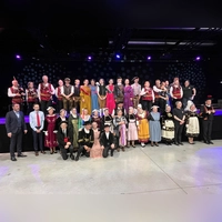 Höhepunkt der Jubiläumsfeierlichkeiten in Athis-Mons war ein Kulturabend mit Vorführungen von dortigen Gruppen, aber auch vom Schäfertanz. Das Foto zeigt einige Aktive mit den Rathauschefs Jean-Jacques Grousseau und Christoph Rösch (vorne, von links). (Foto: Partnerschaftsverein Rothenburg)