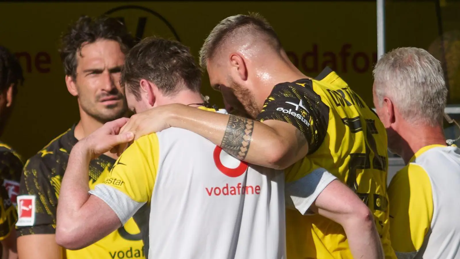 Nach nur wenigen Minuten im Spiel musste Niklas Süle gestützt vom Platz.  (Foto: Bernd Thissen/dpa)