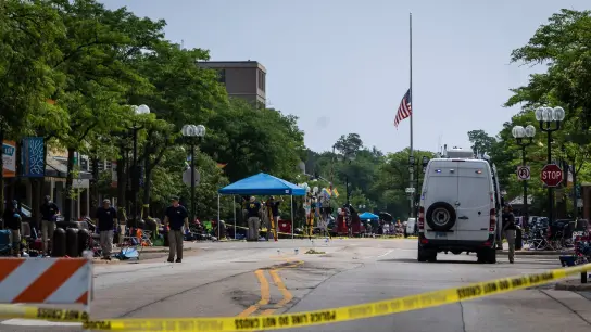 Eine US-amerikanische Flagge weht am Tag nach dem Massaker in Highland Park auf halbmast. (Foto: Ashlee Rezin/Chicago Sun-Times/AP/dpa)