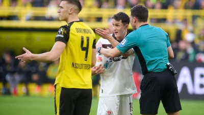 Ein hartes Foul von BVB-Verteidiger Nico Schlotterbeck wurde nur mit Gelb geahndet.  (Foto: Bernd Thissen/dpa)
