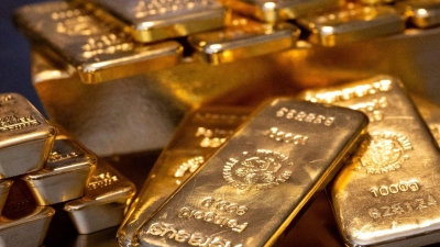 Goldbarren in unterschiedlicher Größe liegen bei einem Edelmetallhändler in einem Tresor auf einem Tisch. (Foto: Sven Hoppe/dpa)