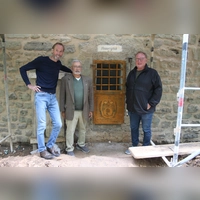 Oberbürgermeister Dr. Christoph Hammer, Kurator Hubertus Schmidt und Hochbautechniker Andreas Ganßer (von links) wollten den Mauergeist mit seiner neuen Tür besuchen. Doch auf für sie war er nicht zu Hause. (Foto: Stefan Neidl)