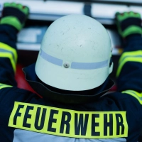 Feuerwehrleute löschen rasch das brennende Auto. (Symbolbild) (Foto: Rolf Vennenbernd/dpa)