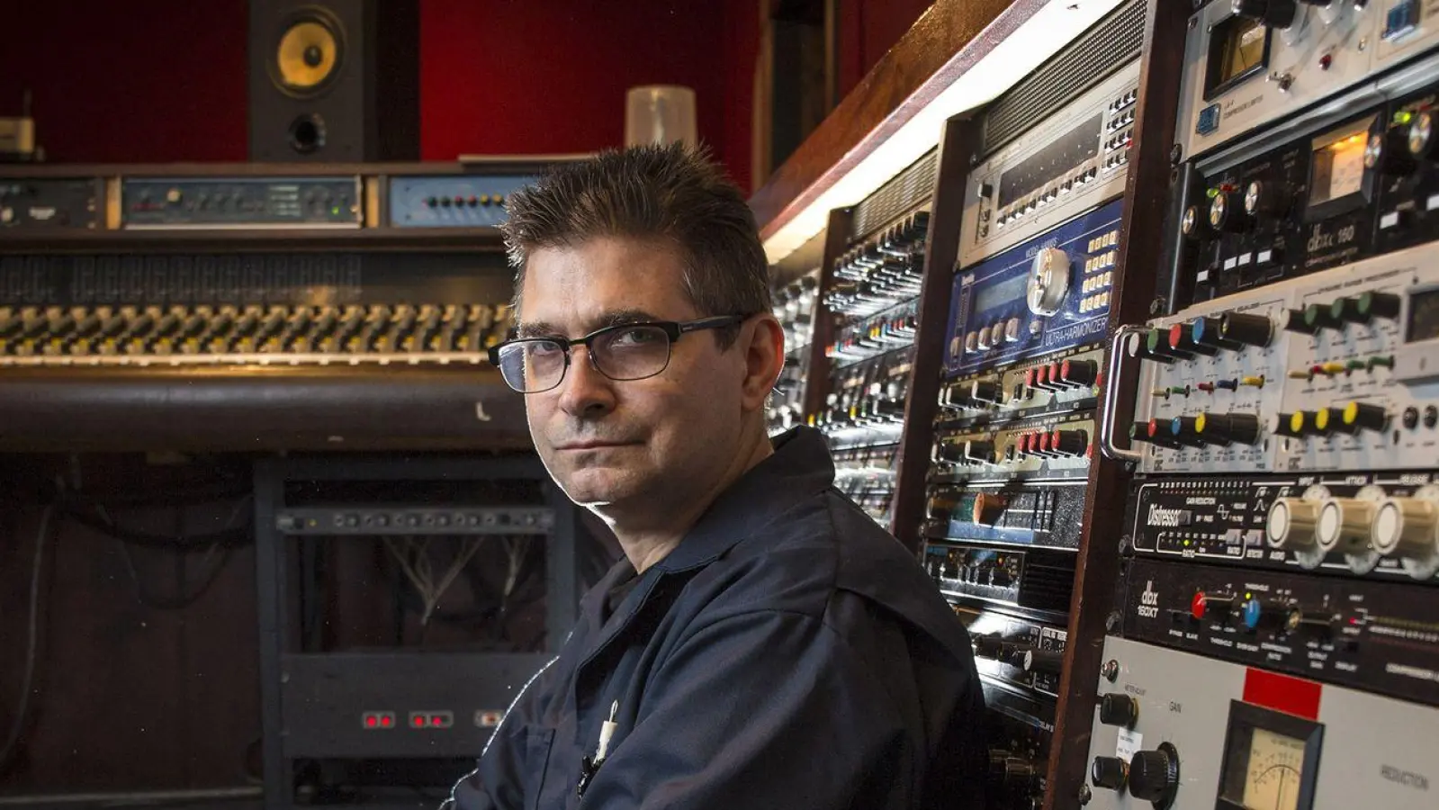 Musikproduzent Steve Albini in seinem Studio in Chicago im Jahr 2014. Die US-amerikanische Indierock-Ikone ist im Alter von 61 Jahren gestorben. (Foto: Brian Cassella/TNS via ZUMA Press Wire/dpa)