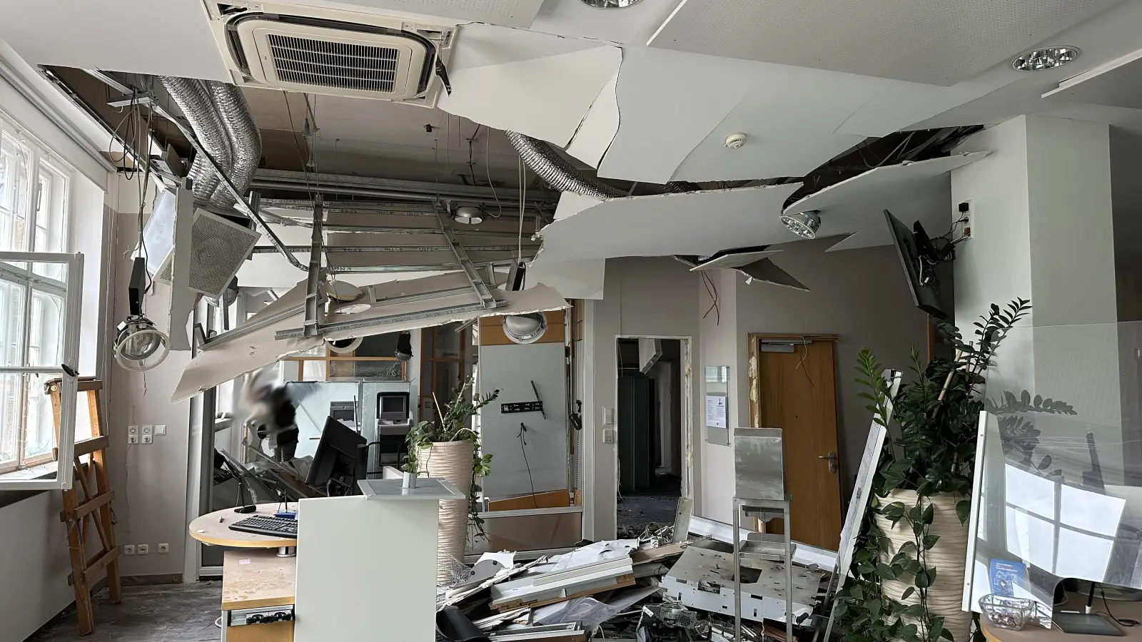 Bei dem Sprengstoffanschlag auf eine Bank-Filiale in Rothenburg wurden auch die angrenzenden Räume schwer beschädigt. (Foto: VR-Bank Mittelfranken Mitte)