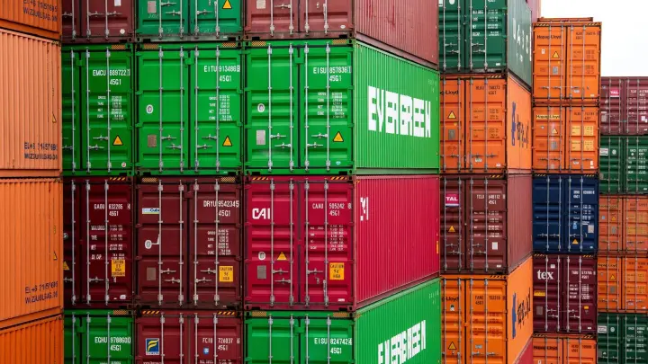 Container im Hamburger Hafen. (Foto: Daniel Bockwoldt/dpa)