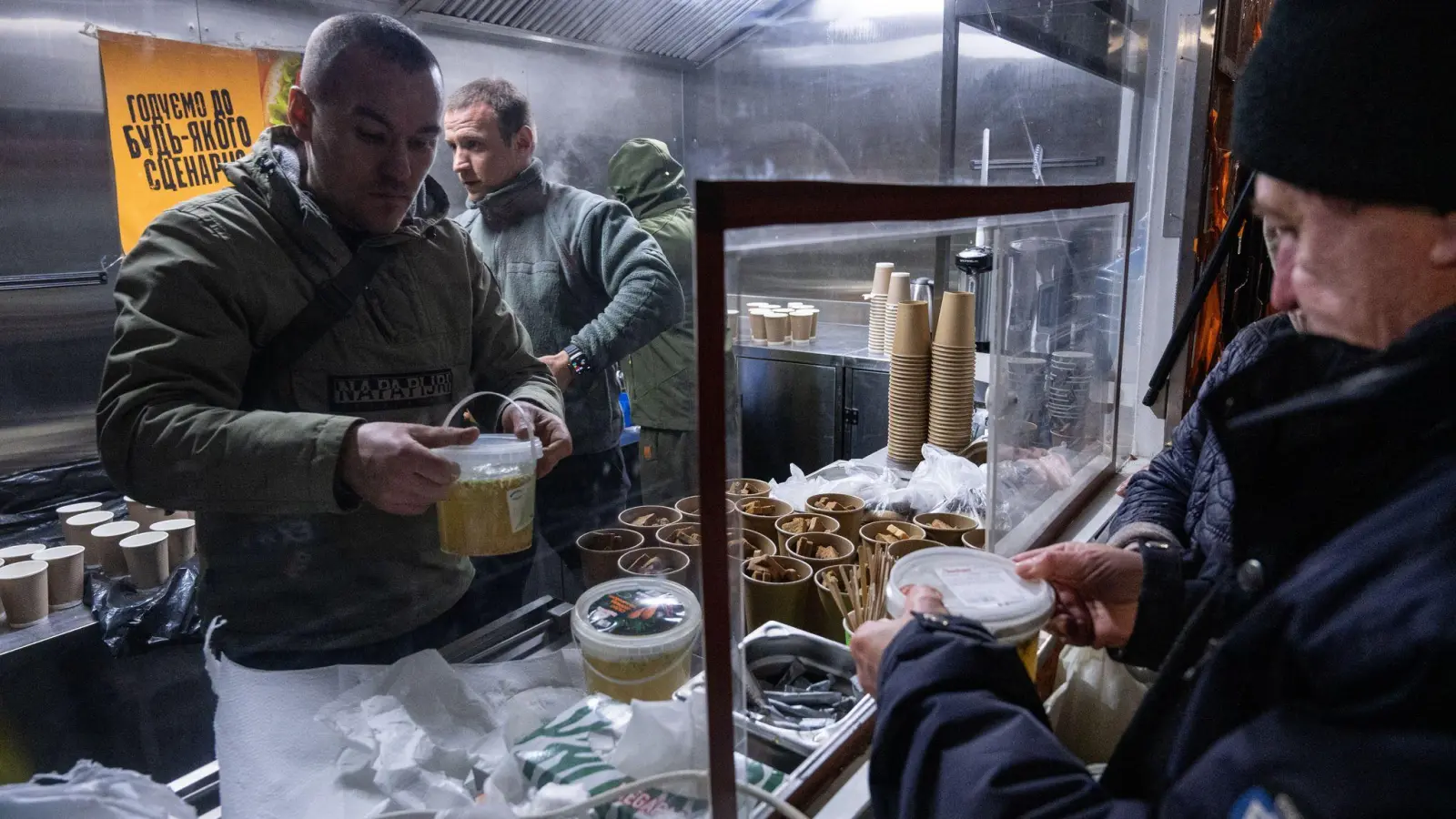 In Kiew geben die Streitkräfte warme Mahlzeiten für Menschen aus, die in ihren Häusern keinen Strom mehr haben. (Foto: Danylo Antoniuk/AP/dpa)