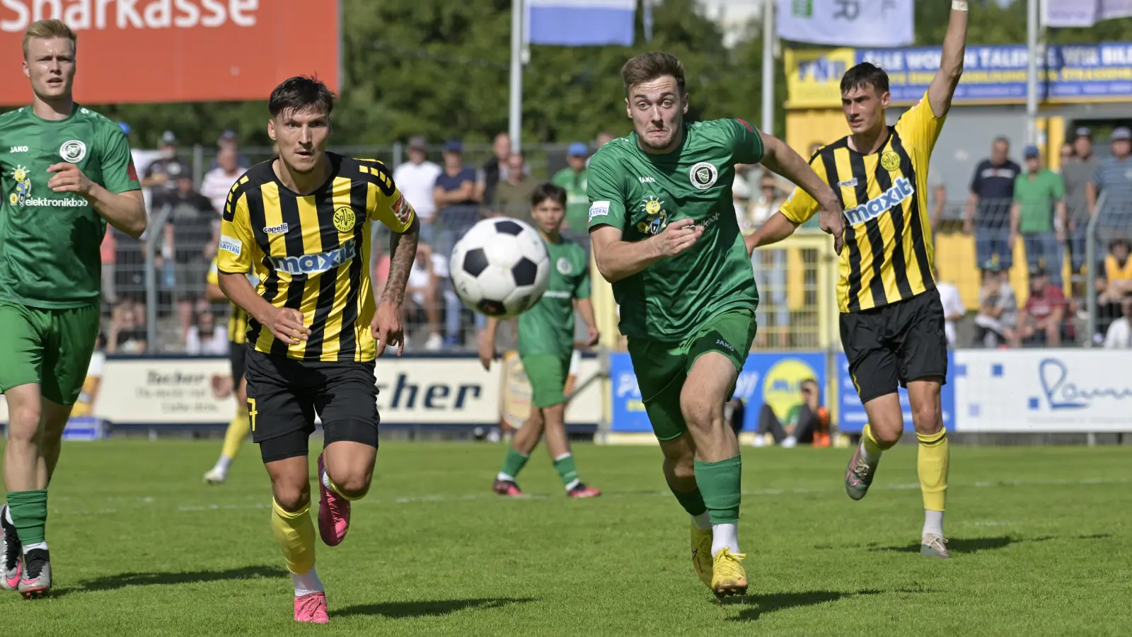 Der Ansbacher Florian Seefried (Mitte, in Grün), hier im Heimspiel gegen die SpVgg Bayreuth, wechselt zum FV Dittenheim. Ganz links sein Bruder Niklas Seefried. (Foto: Martin Rügner)