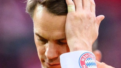 Manuel Neuer (r) nach dem Spiel und seinem heftigen Patzer in Augsburg. (Foto: Tom Weller/dpa)