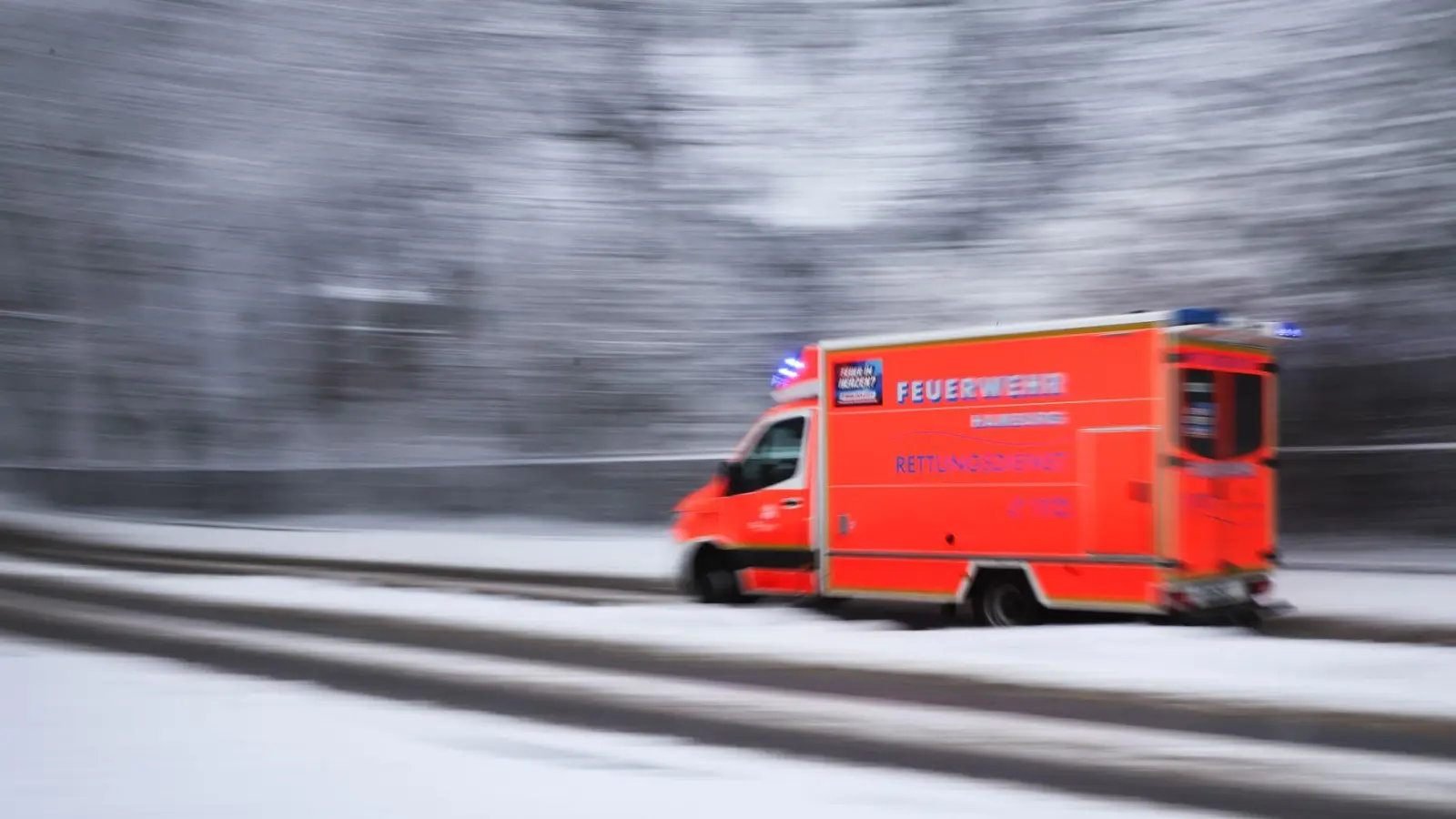 Wegen der eisigen Temperaturen musste die Feuerwehr die Passagiere zu einer Raststätte bringen. (Symbolbild) (Foto: Christian Charisius/dpa)