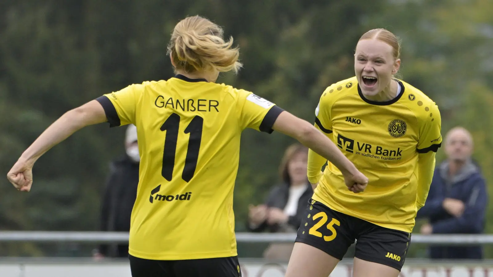 Die Freude muss raus: Solveig Schlitter (rechts, hier nach ihrem 1:0 gegen den Hamburger SV im Jubel mit Marlene Ganßer) war die bislang letzte Weinberger Torschützin in der 2. Bundesliga. (Foto: Martin Rügner)