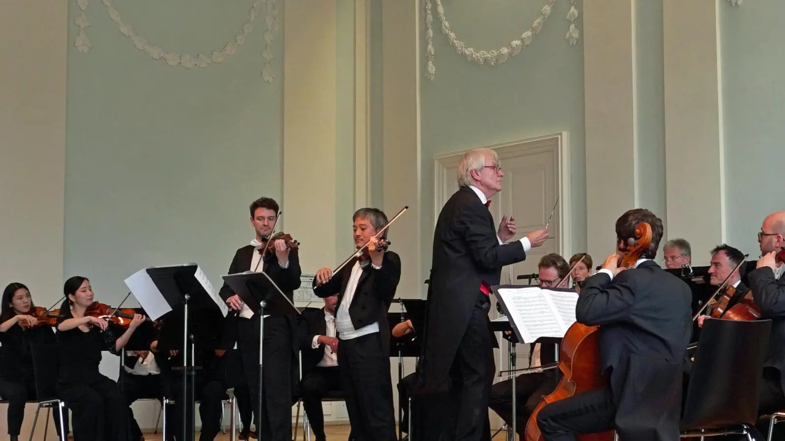 Machte Station in der Ansbacher Orangerie: das Münchner Rundfunkorchester unter der Leitung von Reinhard Goebel. Violinsolisten waren Stanko Madić (links) und Eugene Nakamura. (Foto: Elke Walter)