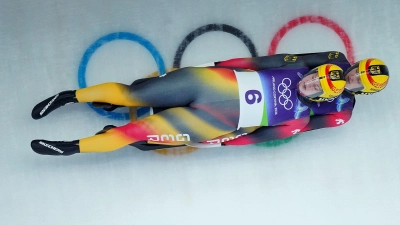 Holen Silber bei der Olympia-Premiere: Dajana Eitberger und Magdalena Matschina (Foto: Michael Kappeler/dpa)