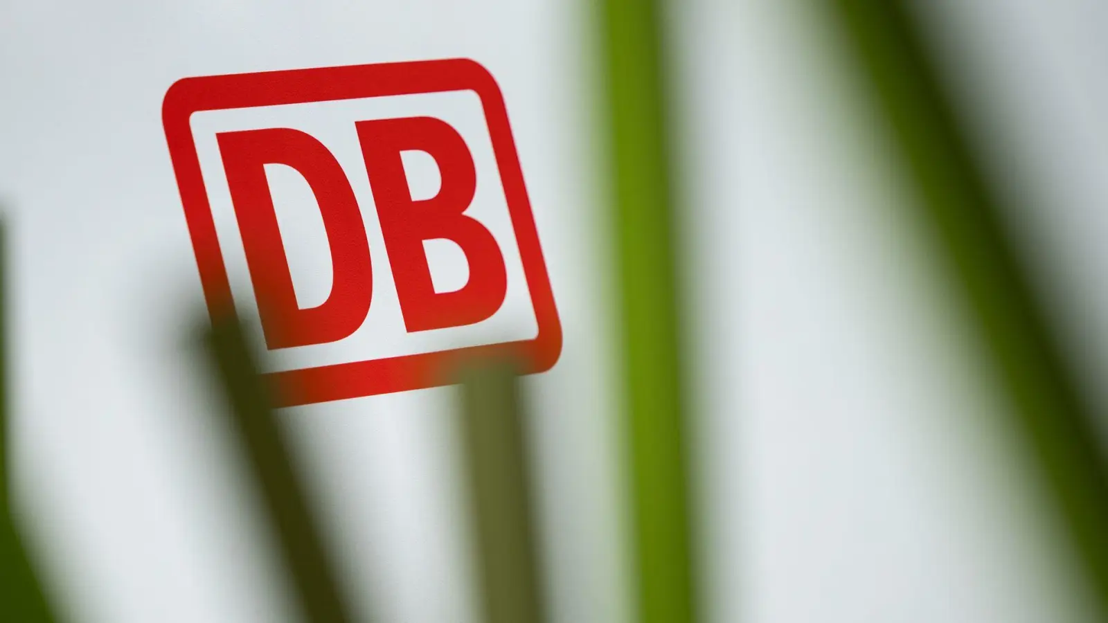 Eine Bahnbrücke über einer Straße ist von einem Lastwagen oder anderem großen Fahrzeug von unten touchiert worden. (Symbolbild) (Foto: Hannes P Albert/dpa)