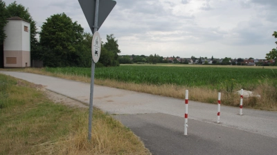 Rechts neben dem Radweg ist die Ladestation für Elektroautos geplant. Die Einfahrt zum Rewe-Markt ist genau gegenüber. (Foto: Robert Maurer)