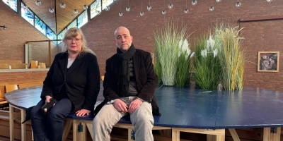 Die Bühnen- und Kostümbildnerin Christina Wachendorff und der Regisseur Robert Arnold am Spielort in der Ansbacher Friedenskirche: Das Stück „Muttersprache Mameloschn“ wird hier zu erleben sein. (Foto: Lara Hausleitner)