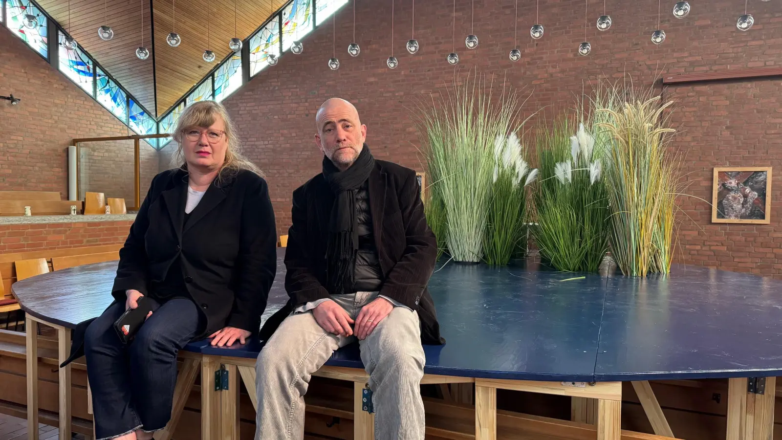 Die Bühnen- und Kostümbildnerin Christina Wachendorff und der Regisseur Robert Arnold am Spielort in der Ansbacher Friedenskirche: Das Stück „Muttersprache Mameloschn“ wird hier zu erleben sein. (Foto: Lara Hausleitner)