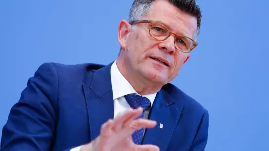 Peter Dabrock, Vorsitzender des Deutschen Ethikrates und Vorsitzender der Friedrich-Alexander-Universität Erlangen-Nürnberg. (Foto: Axel Schmidt/Reuters-Pool/dpa/Archivbild)