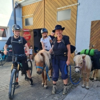 Jonathan, Valerie und Simone Heller (von links) haben sich mit den Shetlandponys Gustel und Chico an ein Familienabenteuer gewagt. (Foto: privat)