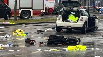 Ein Kinderwagen liegt nach dem Anschlag auf der Straße, ein zweijähriges Kind starb. (Archivbild) (Foto: Christoph Trost/dpa)