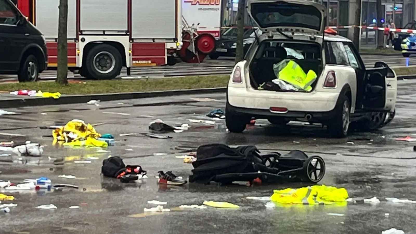 Ein Kinderwagen liegt nach dem Anschlag auf der Straße, ein zweijähriges Kind starb. (Archivbild) (Foto: Christoph Trost/dpa)