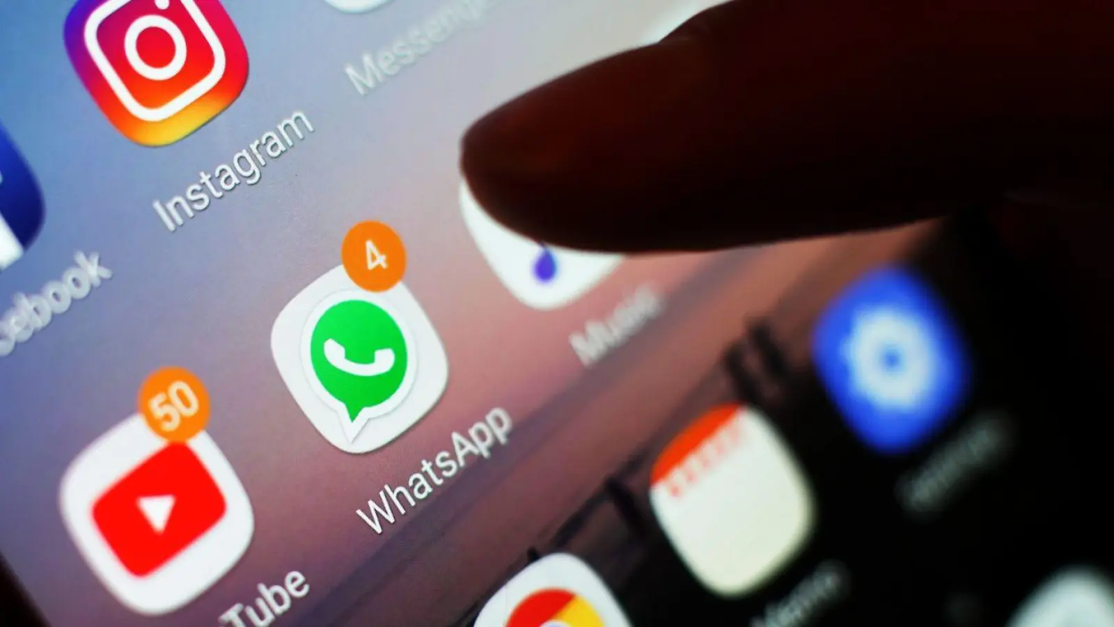 Gerade Jugendliche hängen viel vor dem Bildschirm. (Archivbild) (Foto: Yui Mok/PA Wire/dpa)