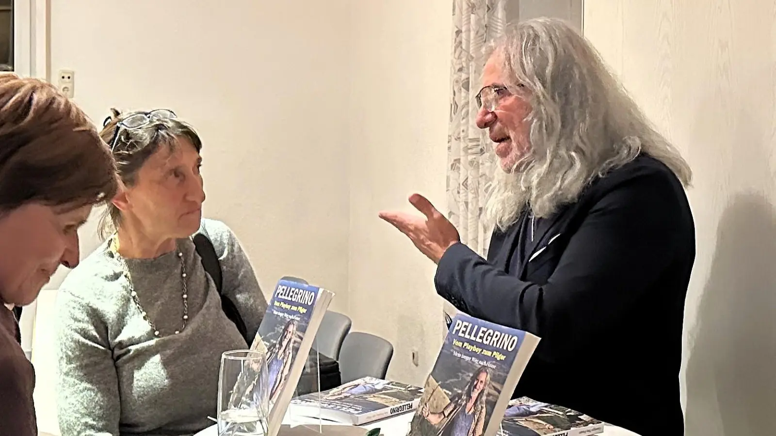 Giuseppe Fusaro sprach nach der Lesung aus seinem Buch noch intensiv mit Besucherinnen und Besuchern des Abends. (Foto: Bettina Dworatzek)
