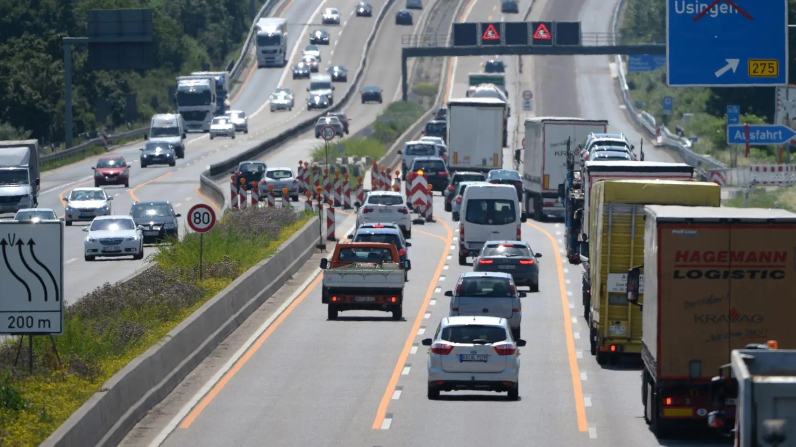 Augen auf im Straßenverkehr: Das sollte generell selbstverständlich sein. Doch erst recht im Bereich von Baustellen, wo es oft nur viel langsamer vorangehen darf. (Foto: Arne Dedert/dpa/dpa-tmn)
