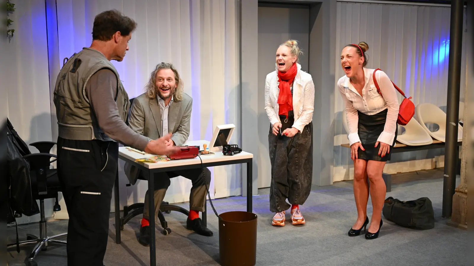 Nimmt da jemand Gabor (links) nicht ernst? Eine Szene aus „Jeeps” (von links) mit Olaf Creutzburg (Gabor), Peter Neutzling (Armin), Daniela Voss (Maude) und Johanna Wagner (Silke). (Foto: Dieter Balb)