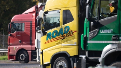 Beim Einparken kann es schon mal eng zugehen. Das wurde einem Lkw-Fahrer jetzt an der A6 zum Verhängnis. (Symbolbild: Boris Roessler/dpa)