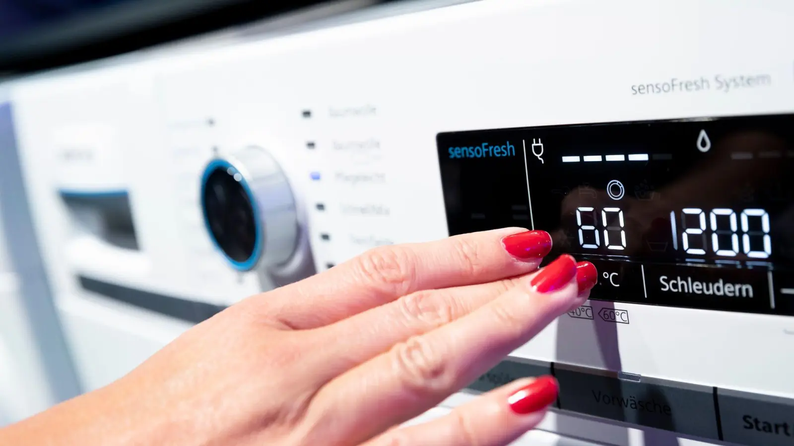 Mindestens einmal im Monat sollten Sie einen Waschgang bei 60 Grad durchführen, damit die Waschmaschine hygienisch funktioniert. (Foto: Florian Schuh/dpa-tmn)