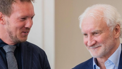 Sportdirektor Rudi Völler (r) und Bundestrainer Julian Nagelsmann lächeln. (Foto: Rolf Vennenbernd/dpa)