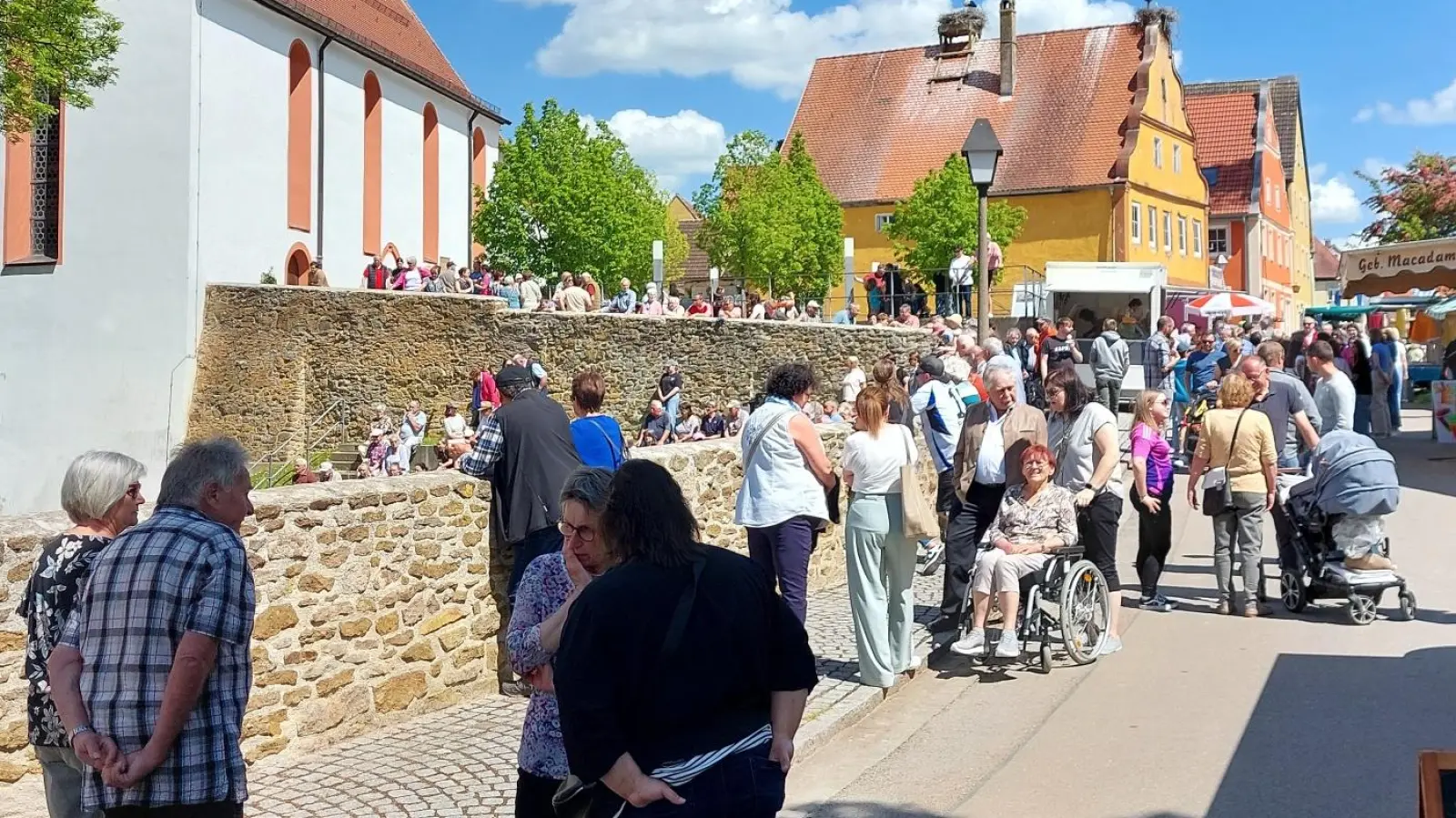 Die Marktgemeinde Weiltingen lädt auch in diesem Jahr wieder zum beliebten Herbstmarkt.  (Foto: Jürgen Eisen)