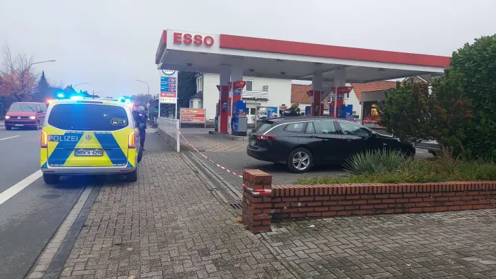 Ein Polizeifahrzeug steht vor der Tankstelle in Lengerich. (Foto: Nord-West-Media TV/dpa)