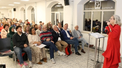 Die Schauspielerin Claudia Kucharski hatte zur Eröffnungsfeier einen Beitrag mitgebracht, der sich mit den Gastarbeitern in Deutschland befasste.  (Foto: Alexander Biernoth)