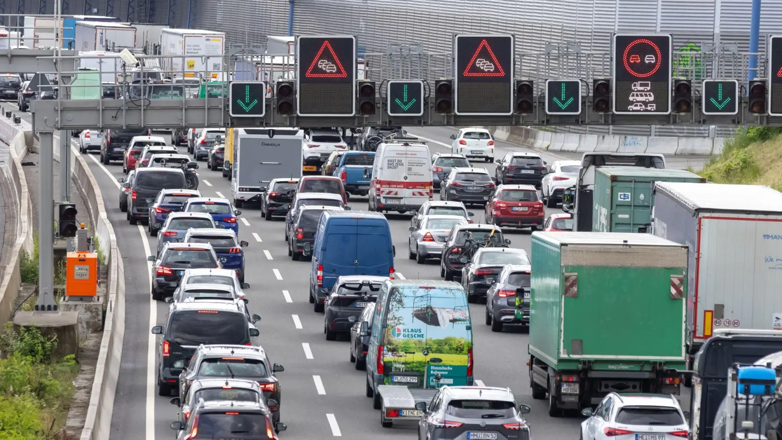 Vor Beginn der Reisewelle sind die Spritpreise gesunken. (Archivbild) (Foto: Bodo Marks/dpa)