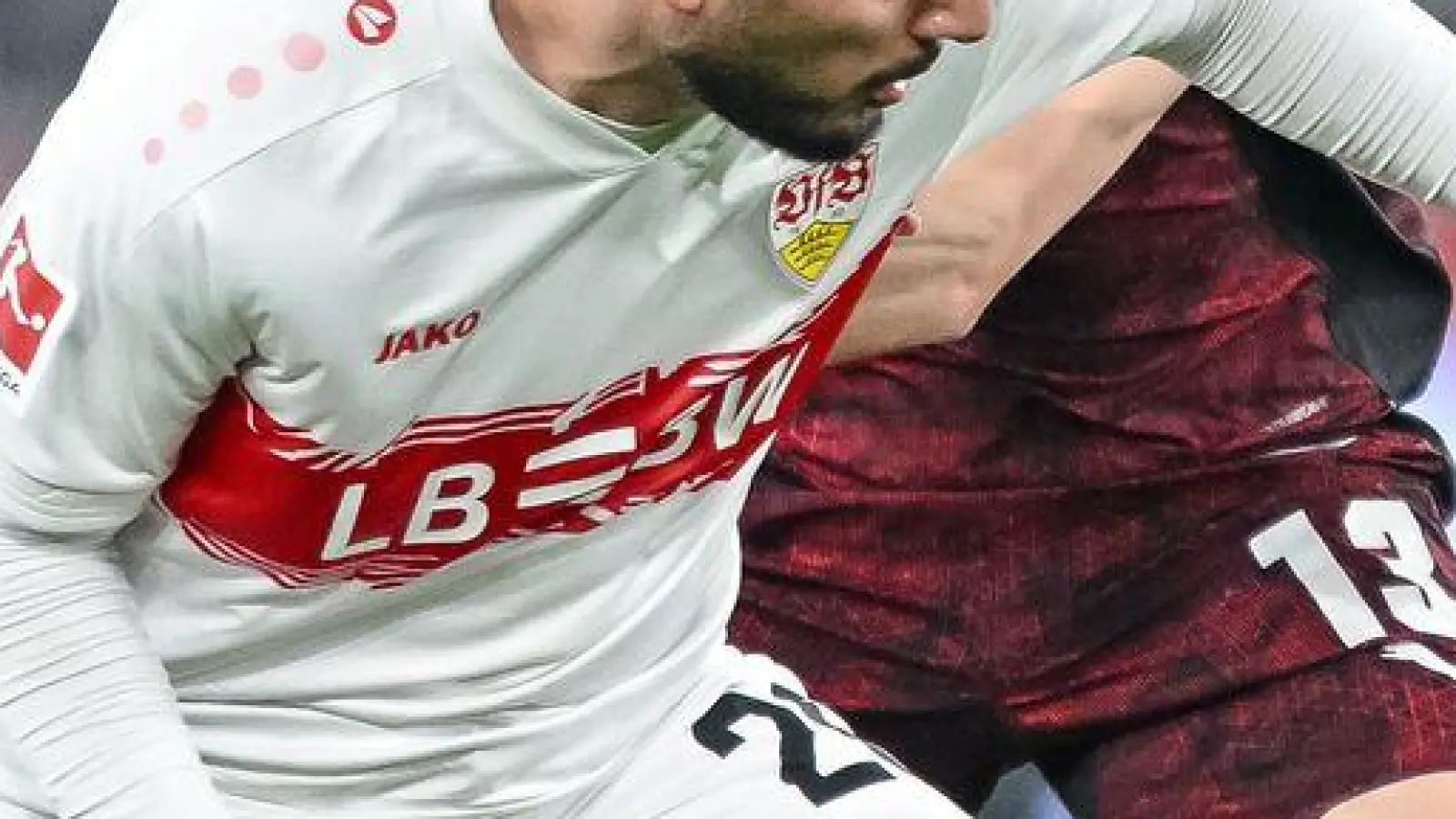 Hier geblieben: Leipzigs Nicolas Seiwald (r) verfolgt VfB-Stürmer Deniz Undav, der nach der Pause trifft. (Foto: Harry Langer/dpa)