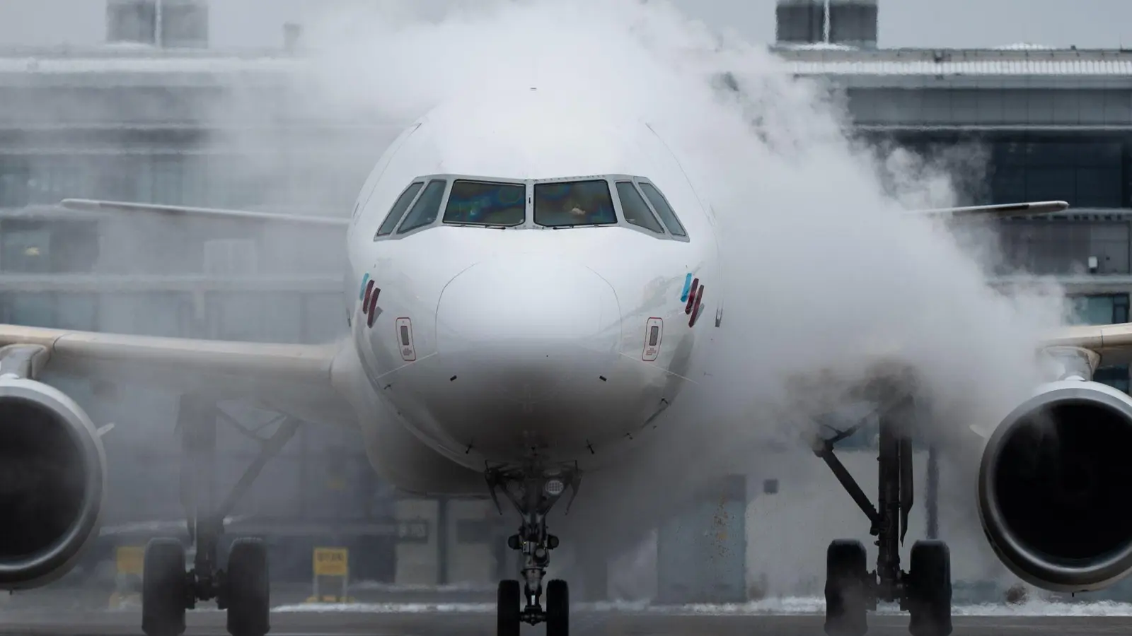 Außergewöhnliche Umstände, oder nicht? Bei Flugausfällen und großen Verspätungen infolge von winterlicher Witterung gehen Betroffene oft leer aus. (Foto: Christophe Gateau/dpa/dpa-tmn)