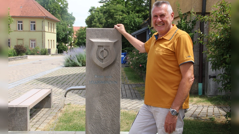 Hermann Uhl, der die Bürgermedaille für sein Engagement erhalten hat, war von 1996 bis 2014 für die SPD im Stadtrat und von 2020 bis 2026 für die FRV. Hier steht er am Brunnen in Leuzenbronn. (Foto: Clarissa Kleinschrot)