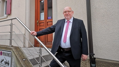 Friedrich Priester vor dem Eingang zur Gemeindekanzlei: Die Kommunalverwaltung befindet sich in einem Gebäude der Kirchengemeinde. Ein Rathaus im eigentlichen Sinne gibt es in Buch am Wald nicht. (Foto: Jürgen Binder)