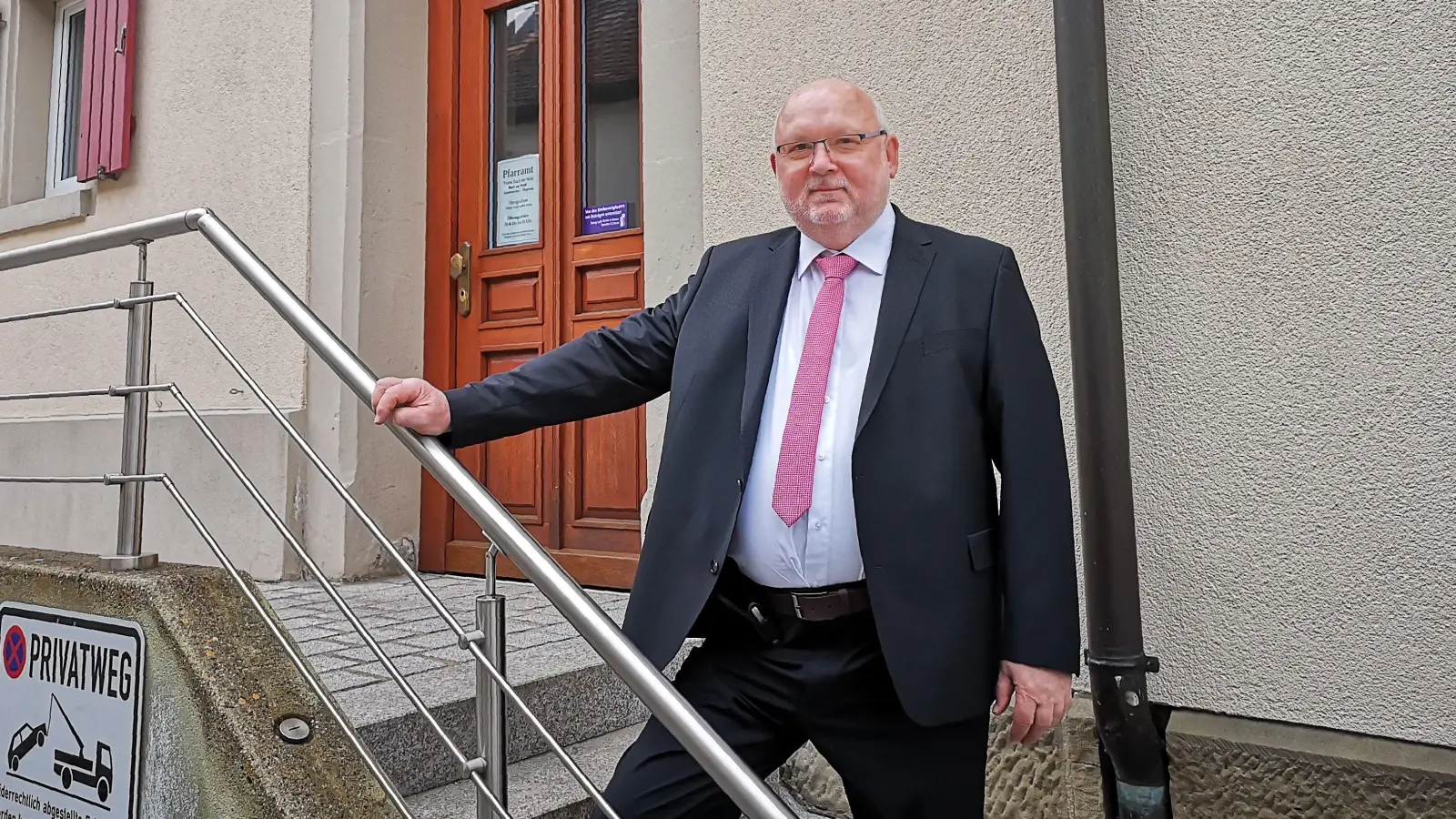 Friedrich Priester vor dem Eingang zur Gemeindekanzlei: Die Kommunalverwaltung befindet sich in einem Gebäude der Kirchengemeinde. Ein Rathaus im eigentlichen Sinne gibt es in Buch am Wald nicht. (Foto: Jürgen Binder)