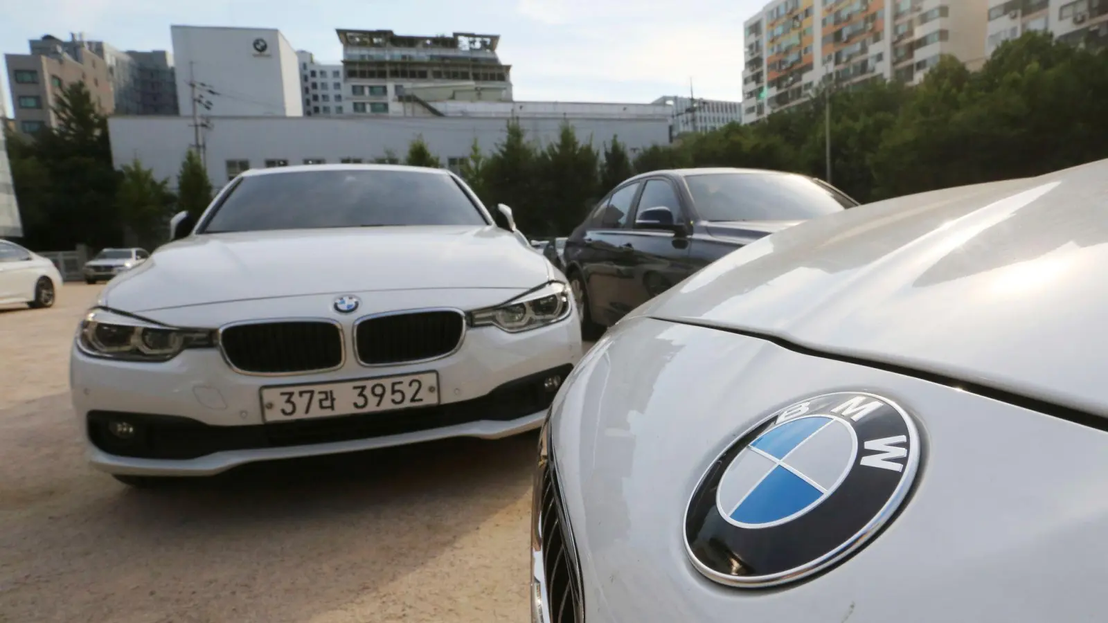 Die EU-Kommission hatte 2021 gegen BMW und Volkswagen wegen unerlaubter Absprachen zu sogenannten Adblue-Tanks hohe Strafen verhängt. Bei der Untersuchung in Südkorea ging es den Angaben der Autohersteller zufolge um die gleichen Sachverhalte. (Foto: Ahn Young-Joon/AP/dpa)