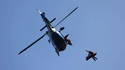 Die Bergwacht rettete einen schwer verletzten Wanderer vom Hochstaufen. (Symbolbild) (Foto: Matthias Bein/dpa)