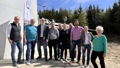 Freude über den Abschluss eines Mammutprojekts: Die Grünen-Fraktionsvorsitzende des Bayerischen Landtags, Katharina Schulze (5. v. r.) würdigte das Engagement der Gemeinde Weiltingen und der daran beteiligten Unternehmen: Jürgen Joos (Geschäftsführer der Firma Fuchs), Reinhold Zeilinger, der designierte Weiltinger Bürgermeister Stefan Carmanns, der amtierende Christoph Schmidt, sein Stellvertreter Stefan Walter (von links), Grünen-Fraktionsvorsitzende im Kreistag Gabi Scharf, Katrin Held (Naturstrom Zeilinger), MdL Martin Stümpfig und Grünen-Kreisrat Philipp Hörber (von rechts). (Foto: Martina Haas)