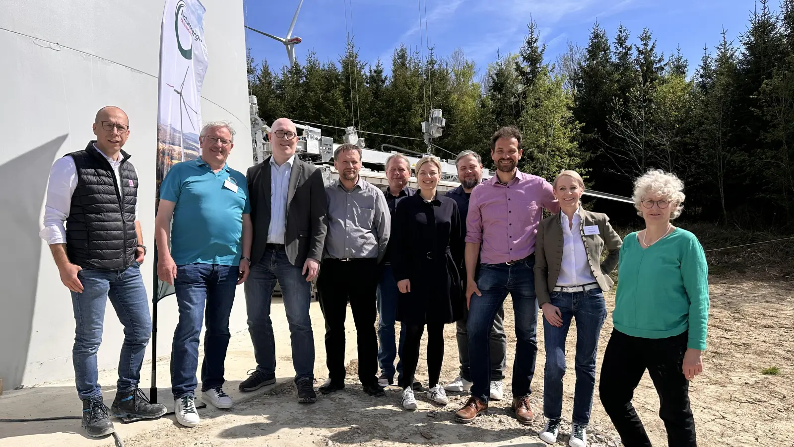 Freude über den Abschluss eines Mammutprojekts: Die Grünen-Fraktionsvorsitzende des Bayerischen Landtags, Katharina Schulze (5. v. r.) würdigte das Engagement der Gemeinde Weiltingen und der daran beteiligten Unternehmen: Jürgen Joos (Geschäftsführer der Firma Fuchs), Reinhold Zeilinger, der designierte Weiltinger Bürgermeister Stefan Carmanns, der amtierende Christoph Schmidt, sein Stellvertreter Stefan Walter (von links), Grünen-Fraktionsvorsitzende im Kreistag Gabi Scharf, Katrin Held (Naturstrom Zeilinger), MdL Martin Stümpfig und Grünen-Kreisrat Philipp Hörber (von rechts). (Foto: Martina Haas)