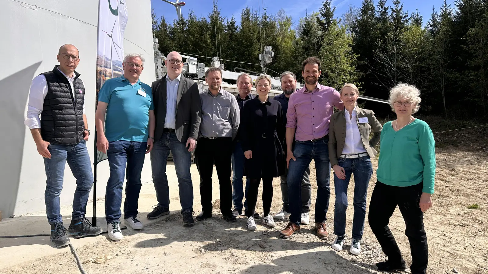 Freude über den Abschluss eines Mammutprojekts: Die Grünen-Fraktionsvorsitzende des Bayerischen Landtags, Katharina Schulze (5. v. r.) würdigte das Engagement der Gemeinde Weiltingen und der daran beteiligten Unternehmen: Jürgen Joos (Geschäftsführer der Firma Fuchs), Reinhold Zeilinger, der designierte Weiltinger Bürgermeister Stefan Carmanns, der amtierende Christoph Schmidt, sein Stellvertreter Stefan Walter (von links), Grünen-Fraktionsvorsitzende im Kreistag Gabi Scharf, Katrin Held (Naturstrom Zeilinger), MdL Martin Stümpfig und Grünen-Kreisrat Philipp Hörber (von rechts). (Foto: Martina Haas)