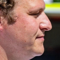 Projektleiter Stefan Geißelsöder von der Hochschule Ansbach führt eine Drohne vor, die frühzeitig Waldbrände erkennen soll. (Foto: Armin Weigel/dpa)