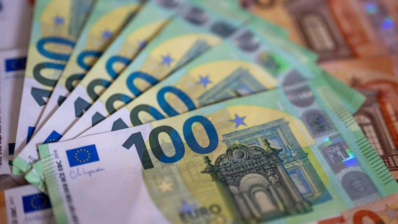 Mehr als eine Million Euro in bar hatte ein Autofahrer in Schwaben im Wagen. (Symbolbild)  (Foto: Monika Skolimowska/dpa)